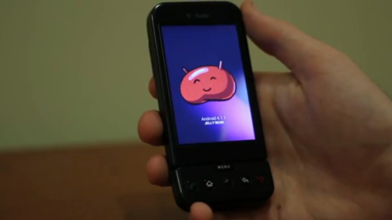 An old Android phone displaying the Jelly Bean OS