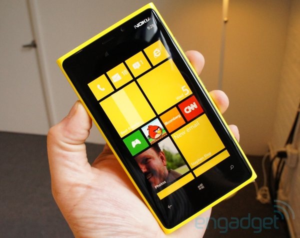 Nokia Lumia 920 Hands-on: The Dual-core, HD Windows Phone 8 Flagship to Take On the Beasts