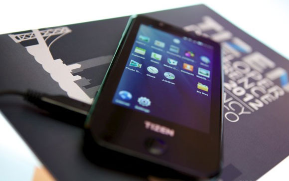 Samsung Set To Sell its First Tizen Based Smartphone in 2013