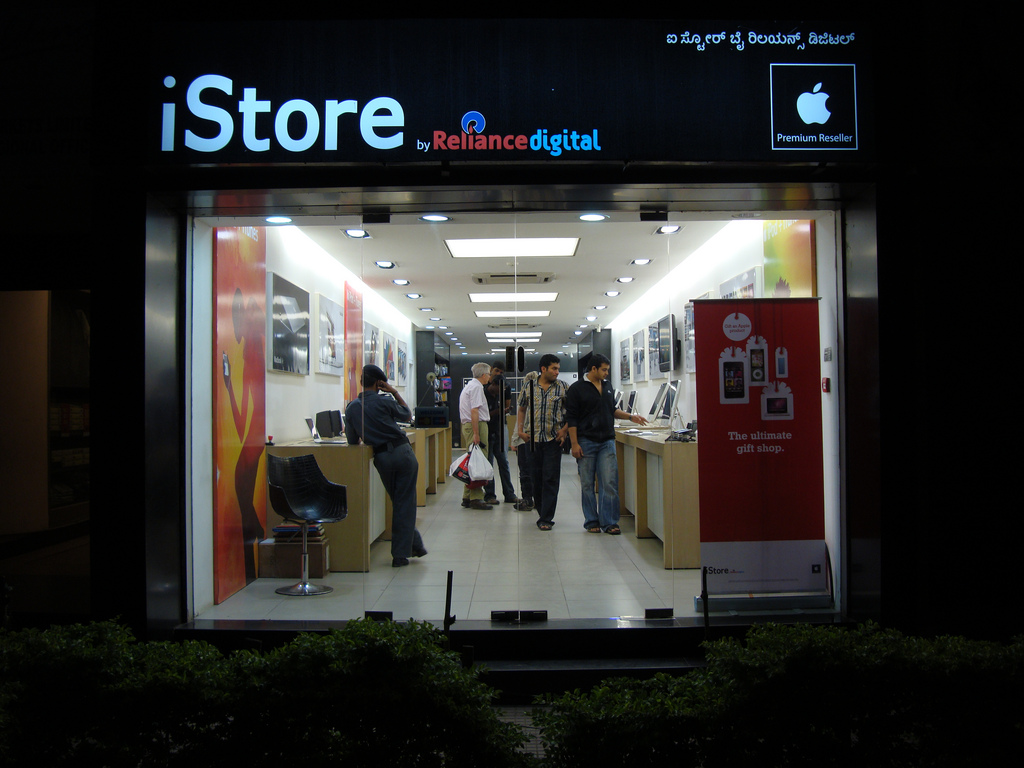 Магазин Apple в Индии. Apple магазины фото. I Store. ISTORE kg.